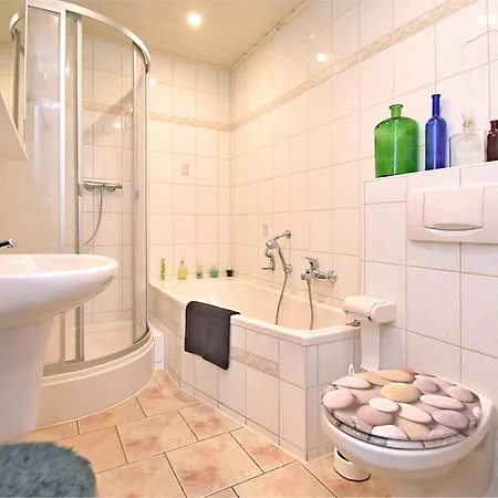 Bright Garden Retreat, Cleaning Included * Friedrichroda