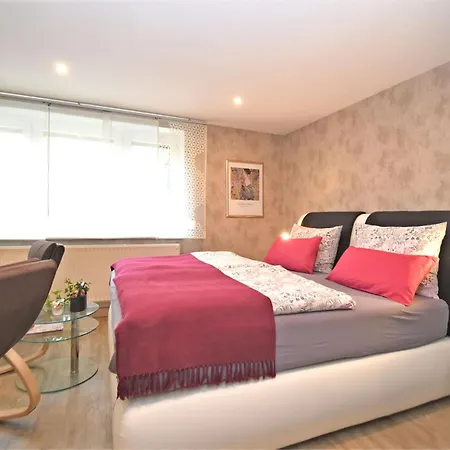 Bright Garden Retreat, Cleaning Included Apartment